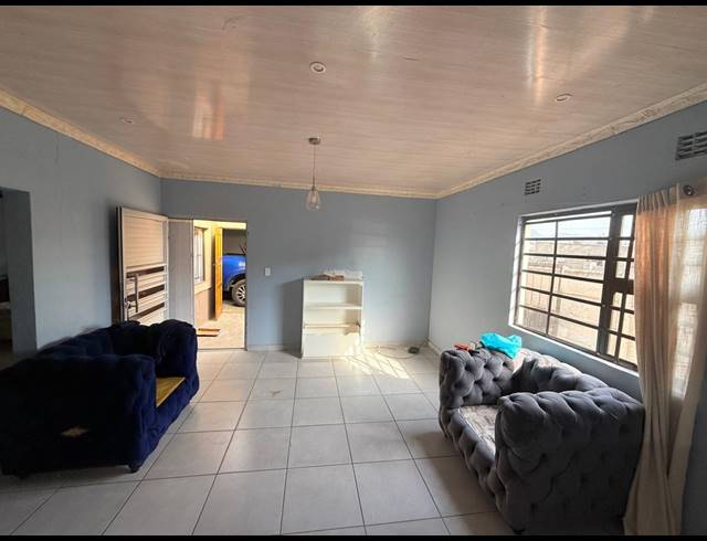 3 BEDROOM HOUSE FOR SALE IN NOMZAMO
